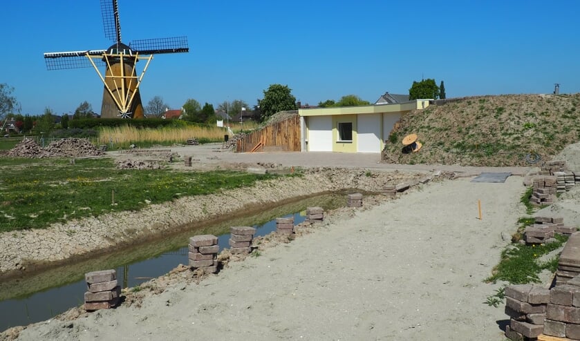 Vrijwilligers werken nu aan de afronding van het Bezoekerscentrum Waalbos