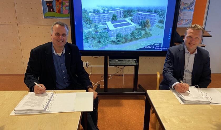 Peter Manders (Patrimonium Barendrecht) en Cees den Otter (P. van Leeuwen B.V.) tekenen de overeenkomst.