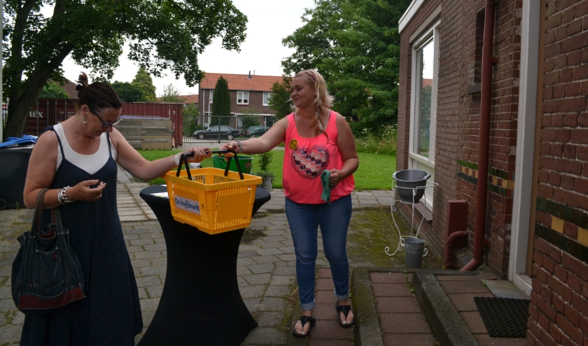 Klanten moesten buiten wachten op een mandje.