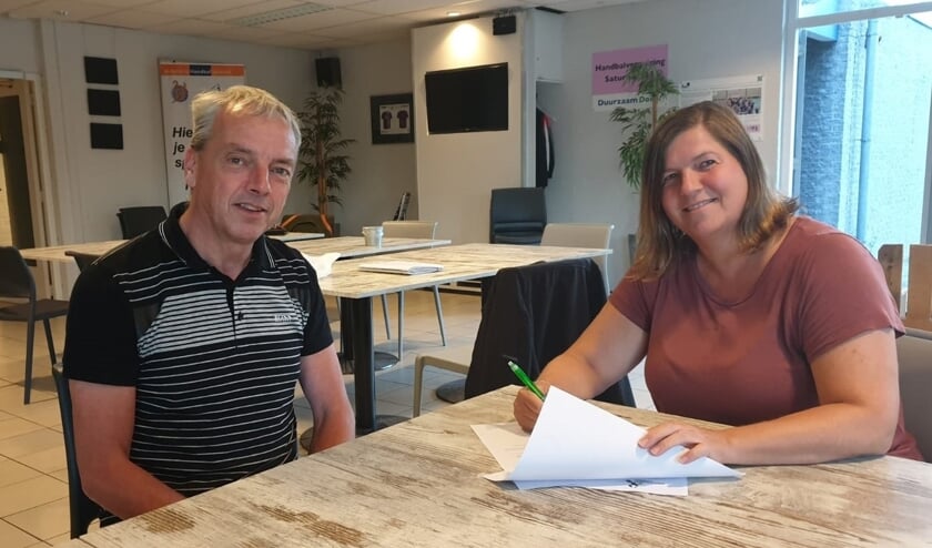 Monique Brandsma tekende met bestuurslid Peter Maaskant