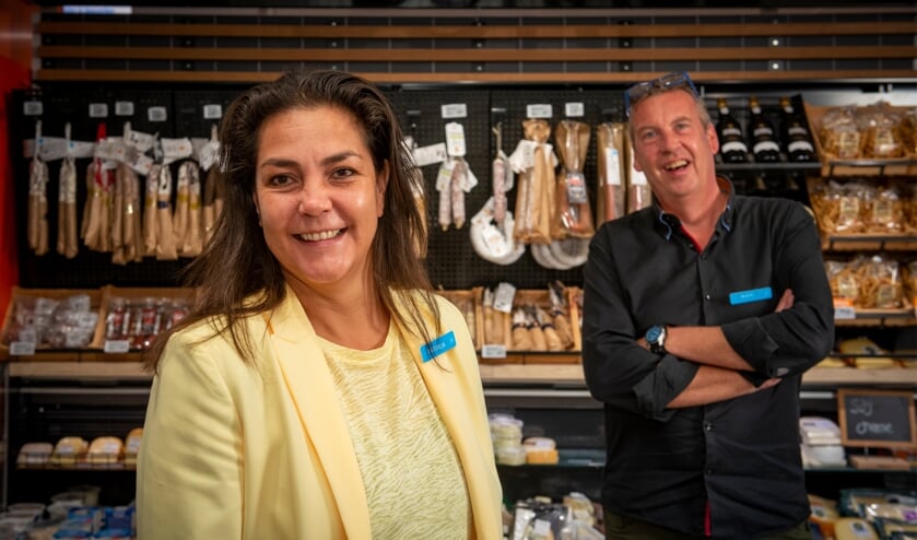 Supermarktmanager Patricia Tamboer en assistent manager Ruud Korpel verheugen zich op de vernieuwde Albert Heijn Hof van Portland. (Foto: Albert Heijn/Dirk Brand)