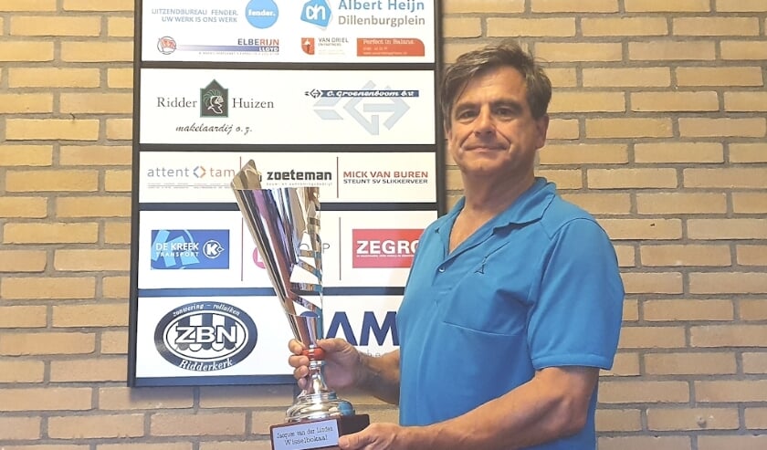 Rinus Hitzert, voorzitter van sv Slikkerveer, met de Jacques van der Lindenbokaal