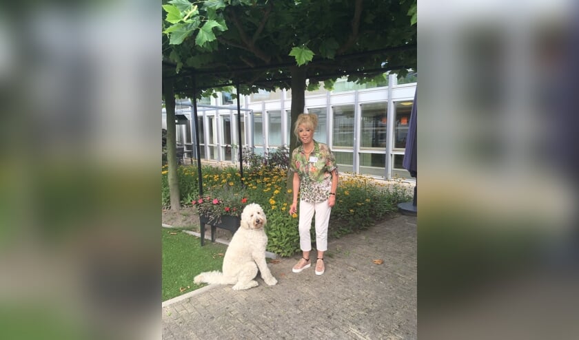 Elly van Vliet, locatiemanager De Elf Ranken samen met knuffelhond Brody.