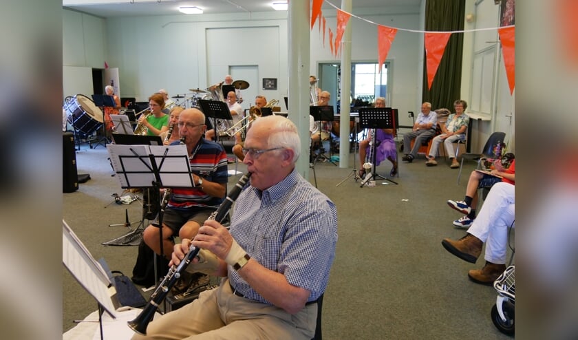 Het DagOrkest speelt voor de jarige Cees Blinde (achterin de zaal).