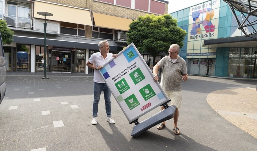 Cees van Veen en Ruud Scheenjes gaven opvallende plekken aan de coronaposters