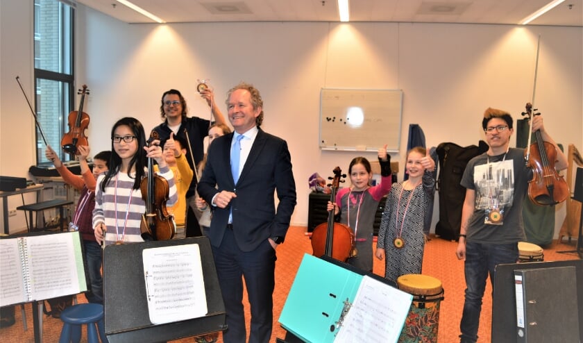 Wethouder Japenga eerder dit jaar een repetitie van het jeugdorkest