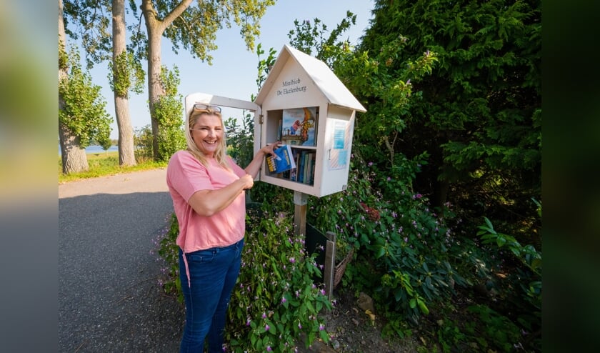Winnie Hofland bij één van de minibiebs.