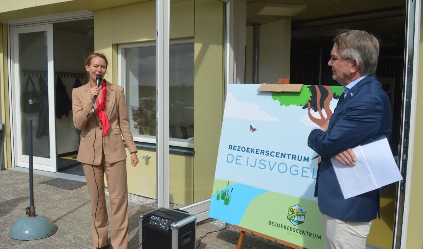 Gedeputeerde Koning en wethouder Meij gaven hoog op van het Waalbos