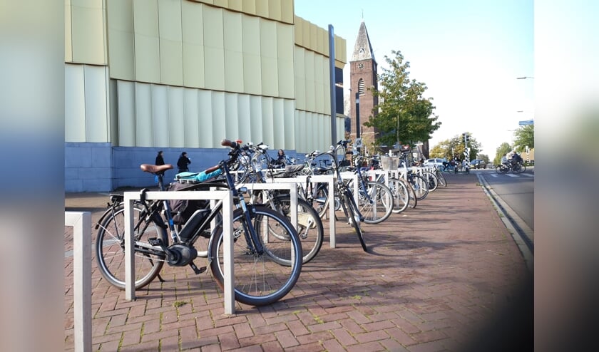 Voor het stallen van fietsen zijn bij Het Kruispunt nieuwe beugels geplaatst.