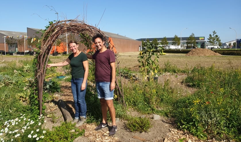 Irene en Remco in de tuin, die op10 oktober meedoet met de fietsroute Week van de Duurzaamheid.