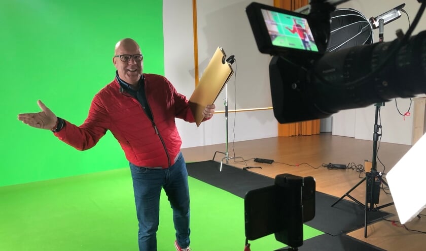 <p><em>Postcode Loterij-ambassadeur Gaston Starreveld verrast winnaars middels een videogesprek.</em></p>