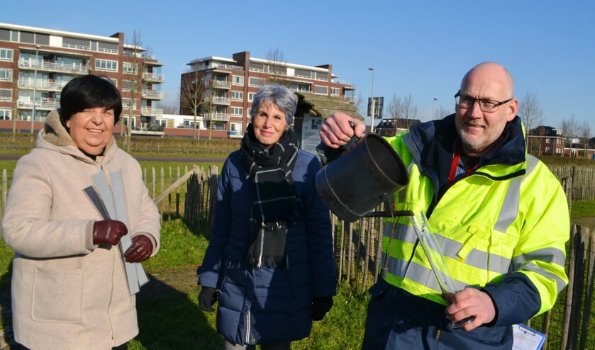 <p>Bestuursleden Helma Versluis en Jannie de Vlaam krijgen uitleg van Marcel Brinkenberg. </p>