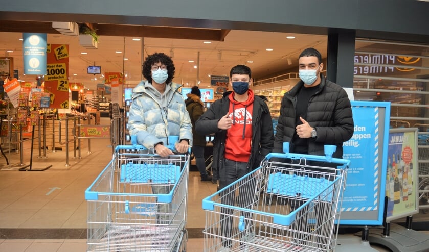 <p>Jovainy (18), Bilal (17) en Sam (18) doen overal in Ridderkerk boodschappen, of het nu bij de Albert Heijn of de viswinkel is. </p>