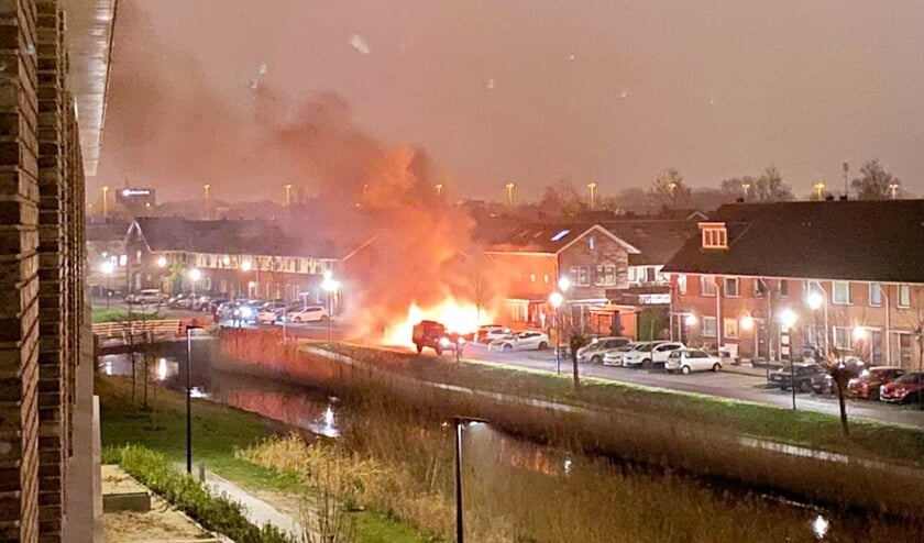 <p>De autobrand bij de Vrijenburglaan.</p>