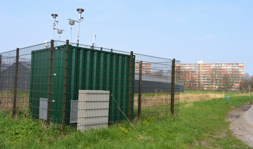 <p>Het meetstation voor de luchtkwaliteit aan de Hogeweg, een van de twee stations die er in Ridderkerk te vinden zijn. </p>