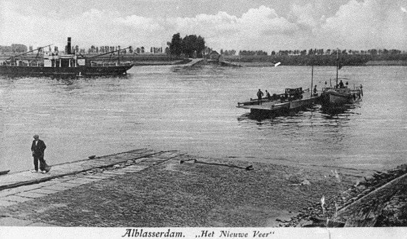 <p>Het Nieuwe Veer gezien vanaf de Alblasserdamse zijde met op de voorgrond het overzetveer.</p>