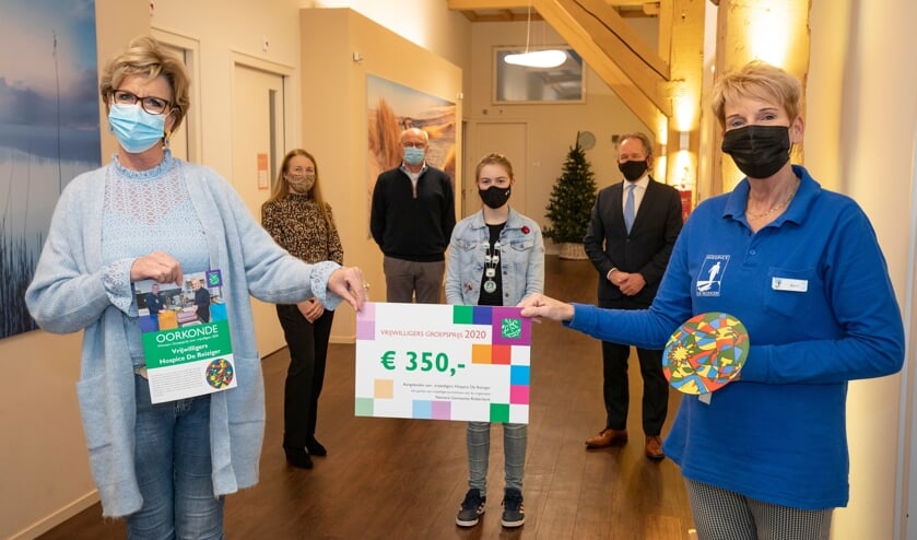 <p>Vrijwilligers Anja Wiertsema en Karin Risse tonen de prijs.</p>