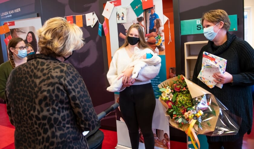 <p>Het vijftigduizendste Home-Startgezin werd verrast met bloemen en een leuk cadeau. (Foto: Home-Start / Anjo de Haan) </p>