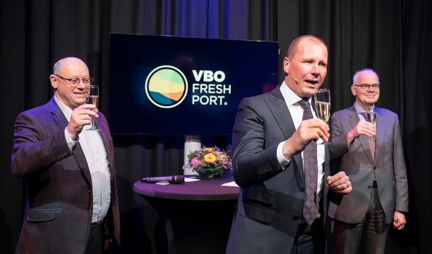 <p>Bestuurslid Johan in 't Veld, voorzitter Jan Willem van Hellemond en burgemeester Jan van Belzen brengen een toost uit op het nieuwe jaar en de nieuwe naam. </p>