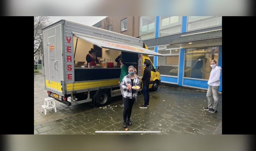 <p>De school trakteerde de examenkandidaten en de docenten op een lekker patatje voor het gebouw. </p>