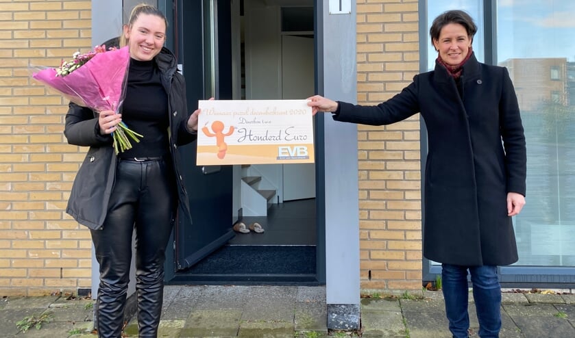 <p>Prijswinnaar Jennifer Nossent (links) met Miranda Mes. </p>