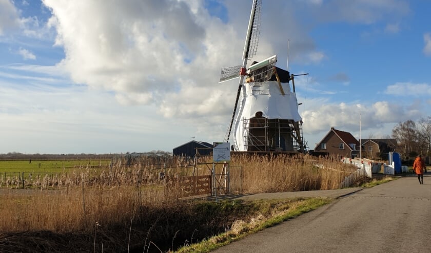 <p>De molen is ook helemaal ingepakt om in weer en wind aan de restauratie te kunnen werken. </p>
