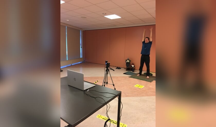 <p>Yogadocent Mike Hartog doet oefeningen voor de camera. </p>