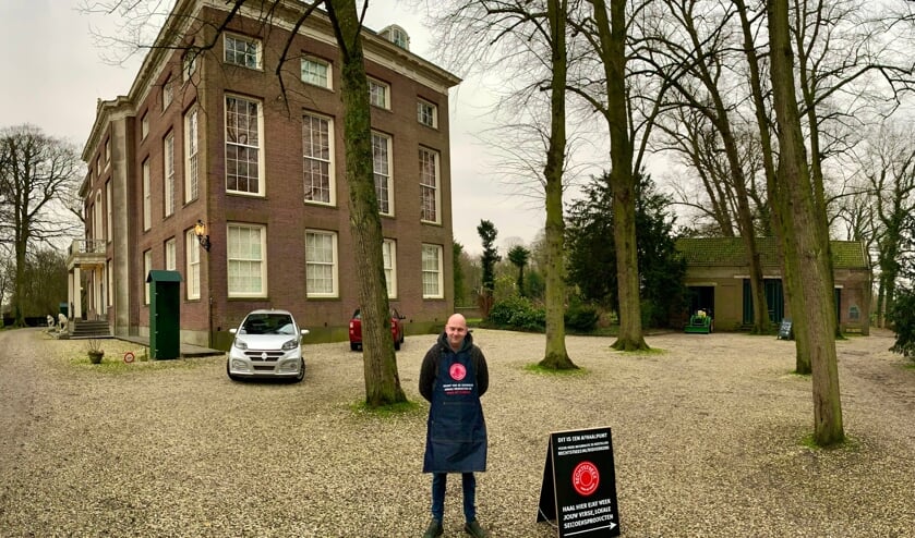 <p>Mark Kanters, Wijkchef Rechtstreex, zal de bestelde boodschappen uitgeven bij het Tiendgebouw naast Het Huys ten Donck. </p>