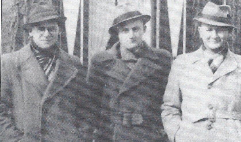 <p>Deze drie mannen zijn leerkrachten van de Kerkwegschool in 1944, v.l.n.r. B. Buddingh, W.L. Eijkelenboom en C.J. van Rijsbergen. </p>