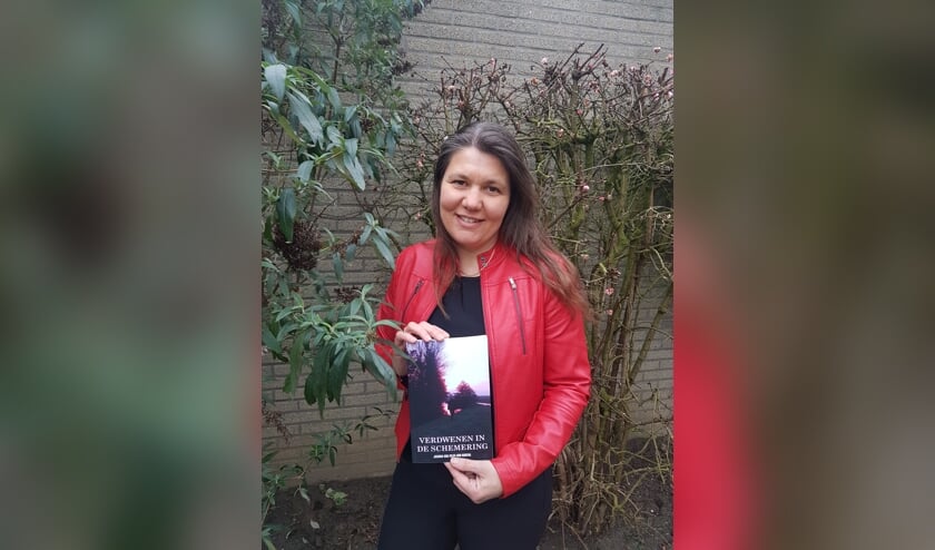 <p> Jessica van Zelst-den Hartog schreef met “Verdwenen in de schemering” speciaal voor kinderen. </p>
