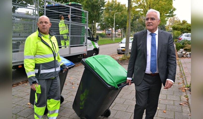 <p>Wethouder Cees Schaap bij het afleveren van de minicontainers in 2019.</p>