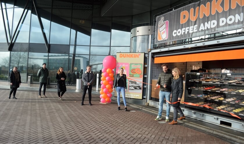 <p>Freek en Krystle van der Valk knipten woensdagmorgen het lint door voor Dunkin’ Donuts Ridderkerk.</p>