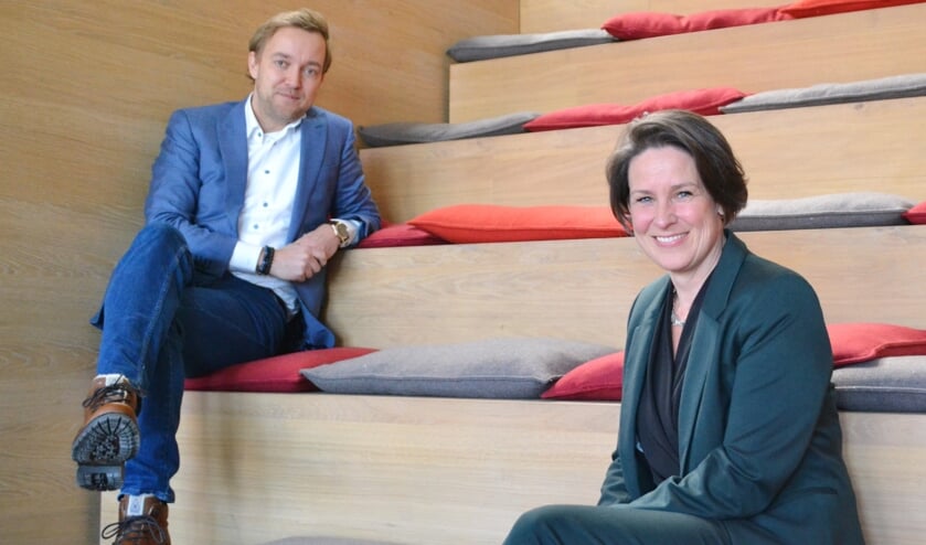 <p>Lennart van der Linden en Miranda Mes: 'Als we onze gele jas aan hebben, heb je sowieso snel een gesprek'. </p>