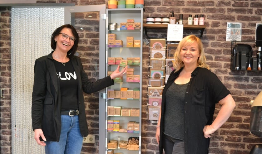 <p>Tanja en Cisca Kokkelink bij de vitrine van Happy Soaps. </p>