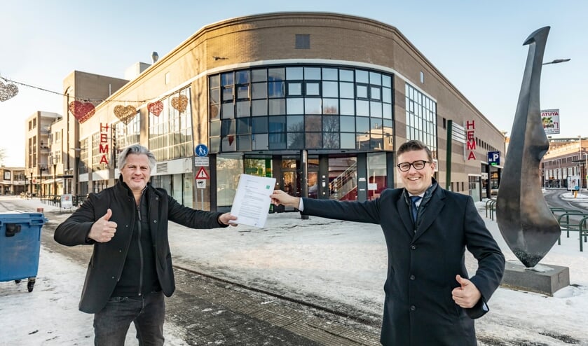 <p>Wethouder Marco Oosterwijk en Tom Bakkers van Bakkers Hommen Waerdevast met de intentieovereenkomst voor appartementen op de Jorishof</p>
