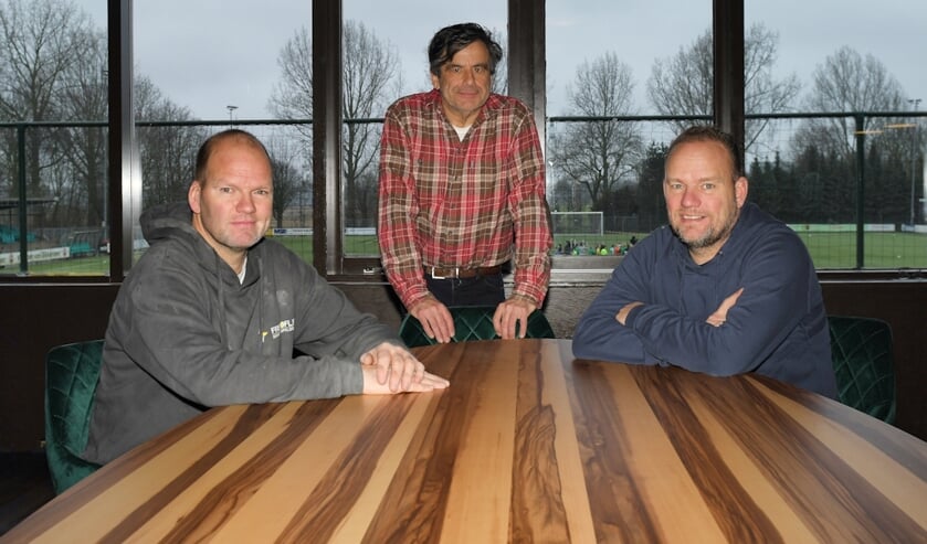 <p>V.l.n.r. Danny Noorlander, Rinus Hitzert en Ron Noorlander. De mannen zitten aan de nieuwe bestuurstafel. </p>
