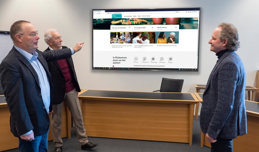 <p>Piet de Vries en Kees Hout van SIR presenteren aan wethouder Japenga de nieuwe website, uiteraard netjes op afstand. </p>