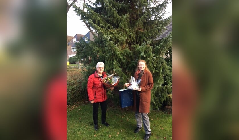 <p>Rita Becker werd door Junaidah Beun in de bloemen gezet. </p>