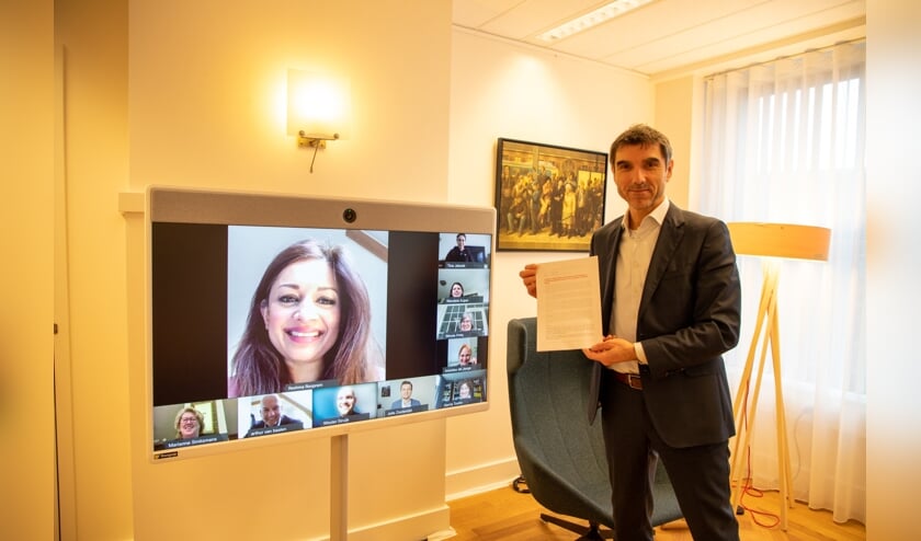<p>Staatssecretaris Paul Blokhuis met de brandbrief, digitaal in gesprek met wethouders jeugd. </p>