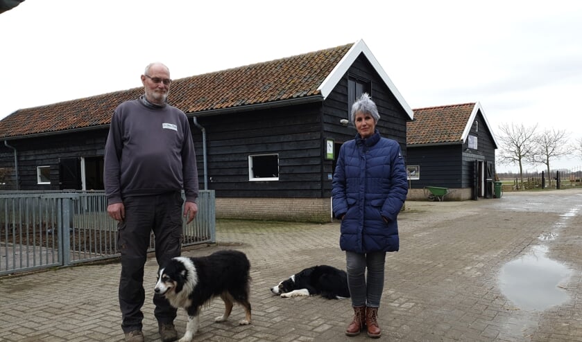 <p>Cees van der Sman en Jannie de Vlaam voor de stallen van De Kleine Duiker. </p>