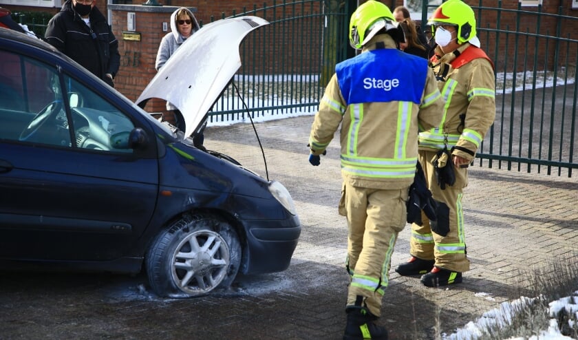 <p>De auto kon helaas niet verder rijden nadat de brand was geblust. </p>