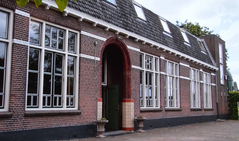 <p>De entree van de school waar in 1940 de capitulatie werd getekend.</p>