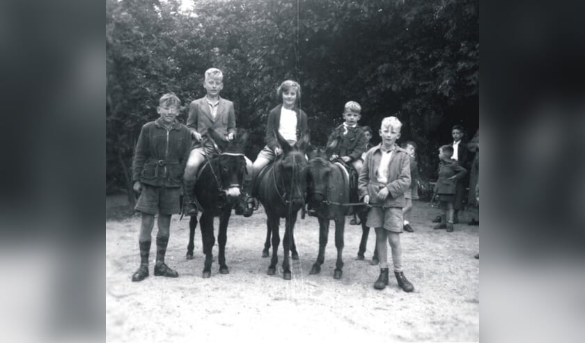 <p>Een ritje op een paard, in dit geval een ezel, hoorde bij een dagje uitgaan vroeger. </p>