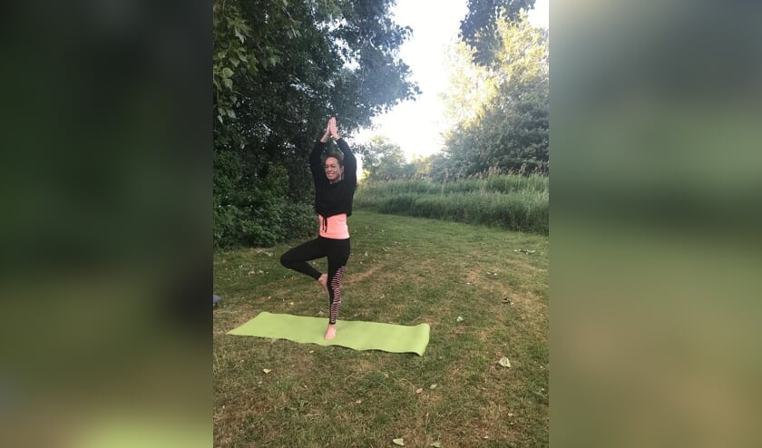 <p>Anoushka Gielens rolde haar mat uit in het Oosterpark als onderdeel van de protestactie om yogascholen weer open te krijgen.</p>