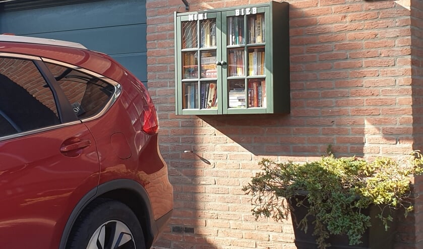 <p>Een kastje van Markplaats werd een mooie minibieb.</p>