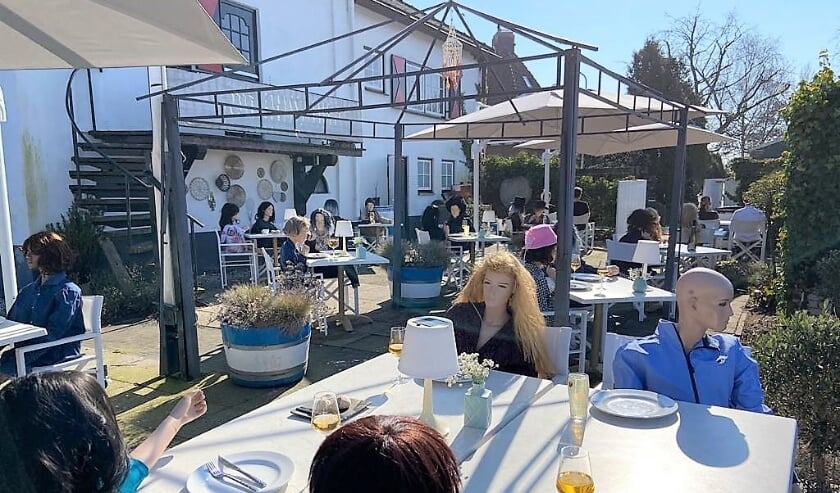 <p>Dertig paspoppen in het zonnetje op het terras aan de Waal.</p>