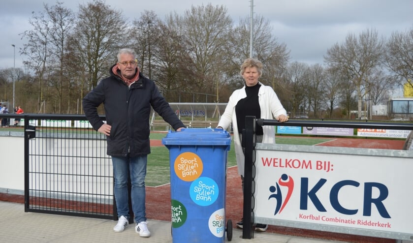 <p>Anja de Geus overhandigde de sportspullencontainer aan Marcel Vlasblom. </p>