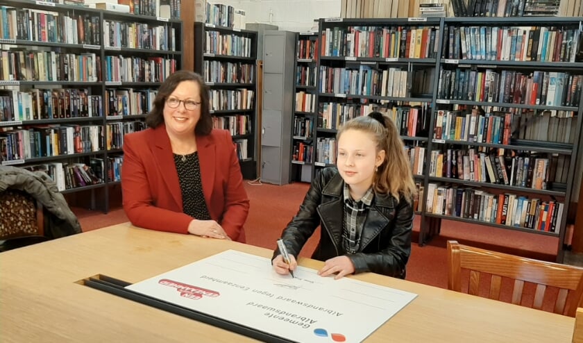 <p>Kinderburgemeester Reese Kuyt ondertekent de overeenkomst.</p>