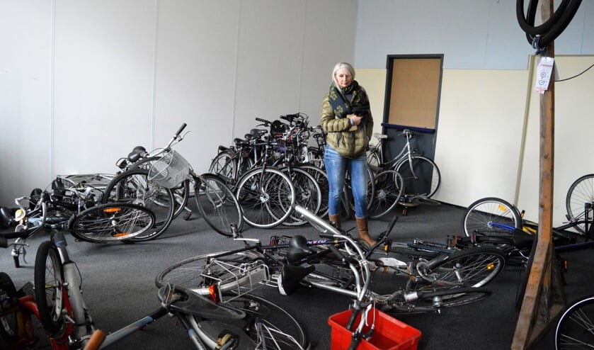 <p>Miriam Renzen tussen de bende die de inbrekers achterlieten.</p>