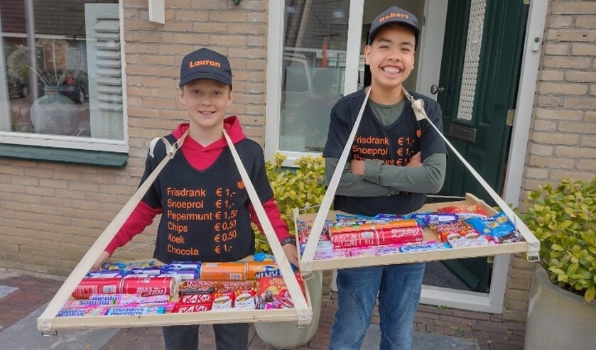 <p>Lauran van Steensel en Robert Kleinjan bouwden hun eigen draagbare vrijmarkt.</p><p>(foto Marlies Kleinjan)</p>